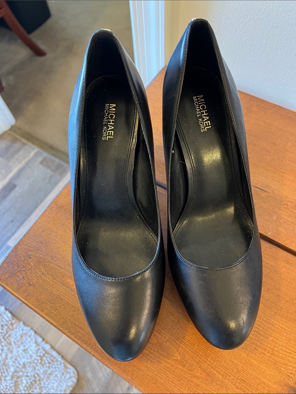 Michael Kors Black Leather pumps with platform 8 M excellent condition. No marks